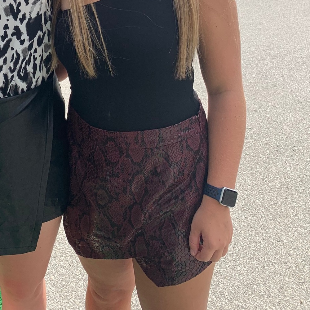 Snakeskin skort